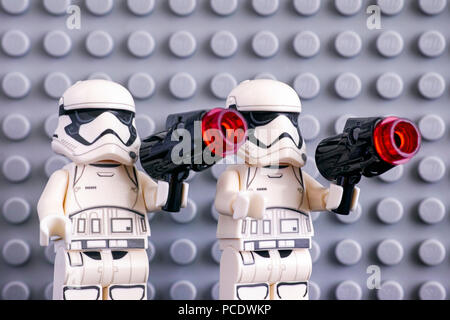 Tambow, Russische Föderation - Juli 08, 2018 Zwei Lego erste Bestellung Sturmtruppen Minifiguren mit blastern auf grauen Grundplatte Hintergrund. Studio gedreht. Stockfoto