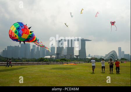 29.07.2018, Singapur, Republik Singapur, Asien - Menschen sind fliegende Drachen auf der Marina Barrage Dachterrasse Garten gesehen. Stockfoto