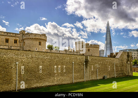 Der Shard, steigen über Tower von London und der U-Bahn-Station unterzeichnen. Stockfoto