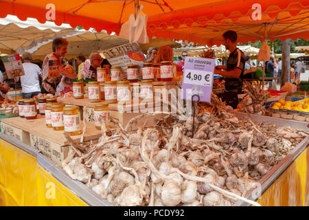 Blumensträuße frische weiße Knoblauch Zwiebeln und Knoblauchzehen zum Verkauf auf dem französischen Markt Stockfoto