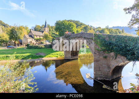 Frankreich, Aveyron, Belcastel, beschriftet Les Plus beaux villages de France (Schönste Dörfer Frankreichs), die alte steinerne Brücke vom 15. Jahrhunder t Stockfoto