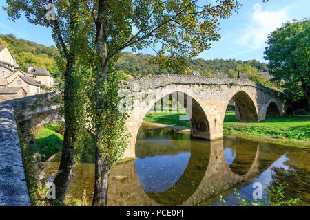 Frankreich, Aveyron, Belcastel, beschriftet Les Plus beaux villages de France (Schönste Dörfer Frankreichs), die alte steinerne Brücke vom 15. Jahrhunder t Stockfoto