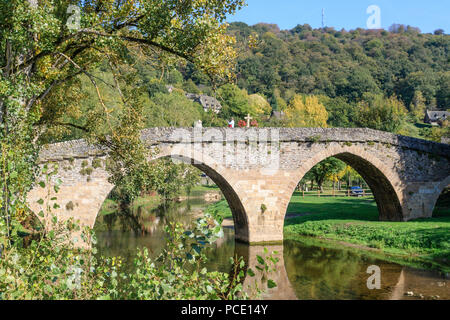 Frankreich, Aveyron, Belcastel, beschriftet Les Plus beaux villages de France (Schönste Dörfer Frankreichs), die alte steinerne Brücke vom 15. Jahrhunder t Stockfoto