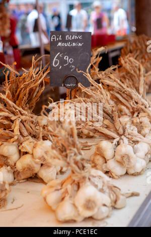 Blumensträuße frische weiße Knoblauch Zwiebeln und Knoblauchzehen zum Verkauf auf dem französischen Markt Stockfoto