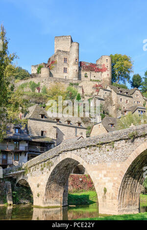 Frankreich, Aveyron, Belcastel, beschriftet Les Plus beaux villages de France (Schönste Dörfer Frankreichs), die alte steinerne Brücke vom 15. Jahrhunder t Stockfoto