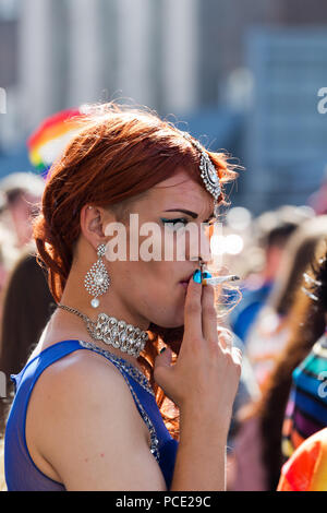 Mann in ziehen Rauchen einer Zigarette am 2018 Liverpool Pride Festival. Stockfoto