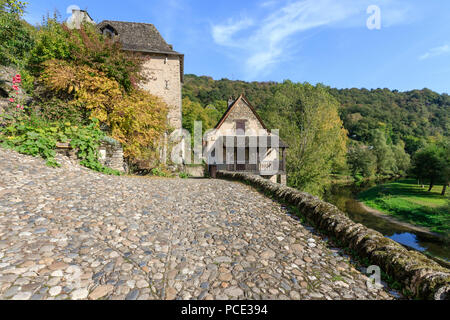 Frankreich, Aveyron, Belcastel, beschriftet Les Plus beaux villages de France (Schönste Dörfer Frankreichs), gepflasterten Straße im Dorf//F Stockfoto