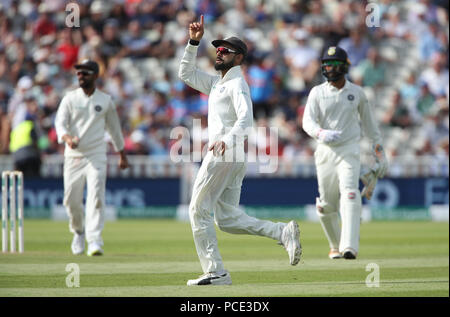 Indien Kapitän Virat Kohli feiert nach seinem direkten Throw aus England Kapitän Joe Root an Tag eins der Specsavers erste Testspiel bei Edgbaston, Birmingham zu laufen. Stockfoto