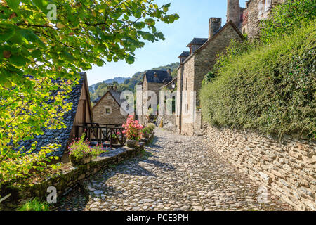 Frankreich, Aveyron, Belcastel, beschriftet Les Plus beaux villages de France (Schönste Dörfer Frankreichs), gepflasterten Straße im Dorf//F Stockfoto