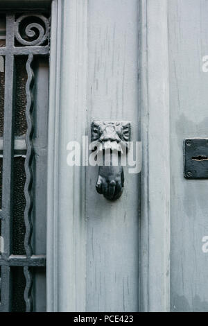 Vintage Griff für Klopfen an der Tür in der Form einer Hand. Eingang zum Gebäude. Stockfoto