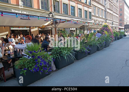 STOCKHOLM, Schweden - 10. JULI 2018: Gast im Restaurant im Freien auf Rorstrandsgatan am 10. Juli 2018 in Stockholm, Schweden. Stockfoto