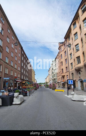 STOCKHOLM, Schweden - 11. JULI 2018: Fußgängerzone mit Restaurants und konkrete Lions für terroristische Schutz auf Rorstrandsgatan in Vasastan auf Ju Stockfoto