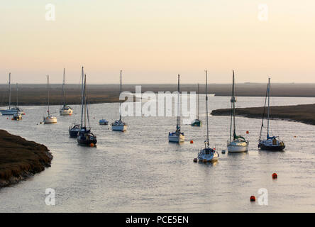 Sonnenaufgang über dem Hafen an der Brunnen neben dem Meer, North Norfolk, Großbritannien Stockfoto