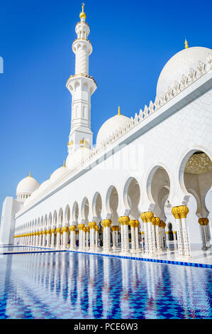 Reflexion Pools an der Scheich Zayed Moschee in Abu Dhabi, VAE Stockfoto