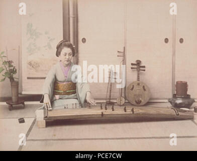 28 Adolfo Farsari (zugeschrieben) - eine Frau Spielen der Koto Stockfoto