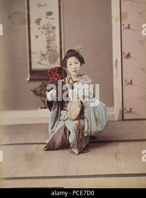 28 Adolfo Farsari (zugeschrieben) - tanzende Mädchen spielen Tsudzumi Stockfoto