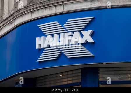 LONDON, Großbritannien - 31 JULI 2018: Halifax Bank store Front auf der Oxford Street in Central London. Stockfoto