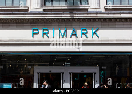 LONDON, Großbritannien - 31 JULI 2018: Primark Clothing Store Front auf der Oxford Street in Central London. Stockfoto