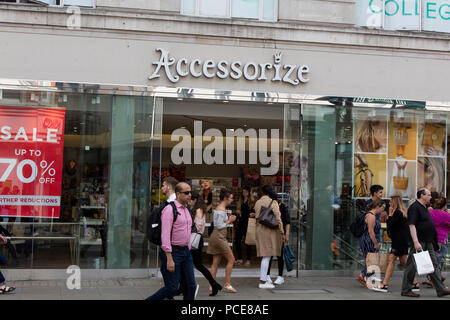 LONDON, Großbritannien - 31 JULI 2018: Ladengeschäft Accessorize store front Branding auf der Oxford Street in Central London. Stockfoto