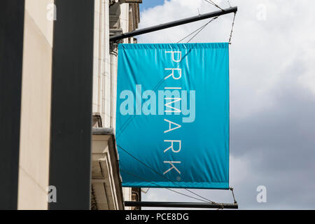 LONDON, Großbritannien - 31 JULI 2018: Primark Clothing Store Front auf der Oxford Street in Central London. Stockfoto
