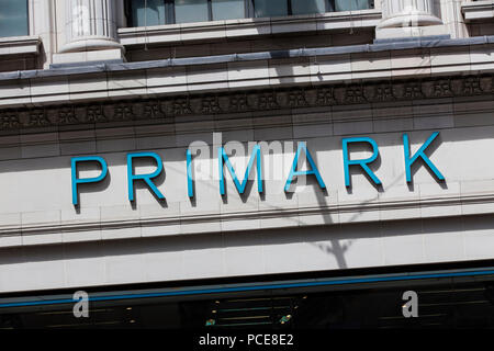 LONDON, Großbritannien - 31 JULI 2018: Primark Clothing Store Front auf der Oxford Street in Central London. Stockfoto