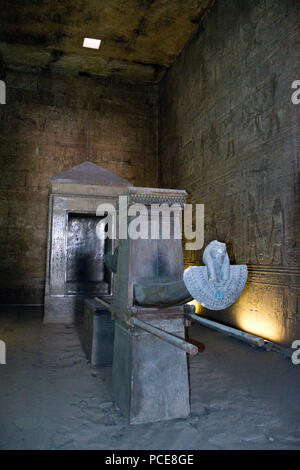 Das innere Heiligtum des Tempels von Edfu, zu Horus und Hathor, in Edfu, Ägypten gewidmet. Stockfoto