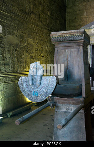 Das innere Heiligtum des Tempels von Edfu, zu Horus und Hathor, in Edfu, Ägypten gewidmet. Stockfoto