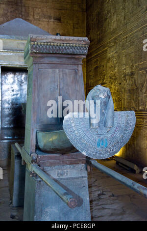 Das innere Heiligtum des Tempels von Edfu, zu Horus und Hathor, in Edfu, Ägypten gewidmet. Stockfoto