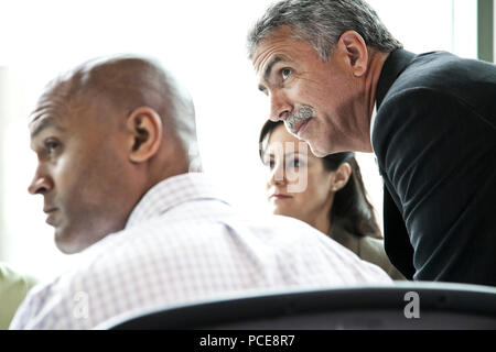 Ein Geschäftsmann aus dem Nahen Osten hört auf ein Gespräch in einem Business Meeting. Stockfoto