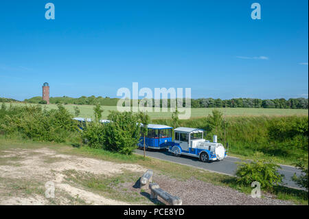 Touristischer Zug Cape-Arkona-Schiene mit der ehemaligen Marinepeilturm Turm im Hintergrund auf Kap Arkona, Putgarten, Rügen, Mecklenburg-Vorpommern, Deutschland Stockfoto