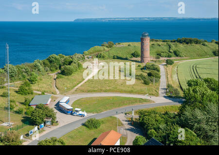 Blick vom neuen Leuchtturm am Kap Arkona von der Ostsee und dem ehemaligen Marinepeilturm Turm mit dem touristischen Zug Cape-Arkona-rail, Putgarten, Stockfoto