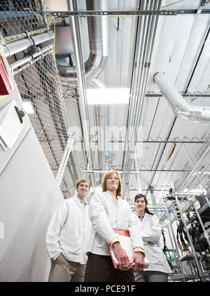 Ein Porträt von einem Team von Technikern in der technischen Forschung und Entwicklung. Stockfoto