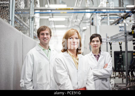 Ein Porträt von einem Team von Technikern in der technischen Forschung und Entwicklung. Stockfoto