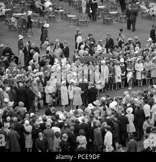 Königin Elizabeth II. geht mitten unter ihren Gästen bei einer Gartenparty am Buckingham Palace. Stockfoto