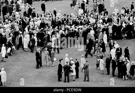 Königin Elizabeth II. geht mitten unter ihren Gästen bei einer Gartenparty am Buckingham Palace. Stockfoto