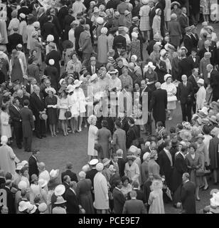 Königin Elizabeth II. geht mitten unter ihren Gästen bei einer Gartenparty am Buckingham Palace. Stockfoto