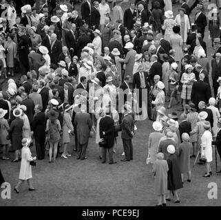 Königin Elizabeth II. geht mitten unter ihren Gästen bei einer Gartenparty am Buckingham Palace. Stockfoto