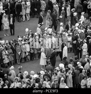 Königin Elizabeth II. geht mitten unter ihren Gästen bei einer Gartenparty am Buckingham Palace. Stockfoto