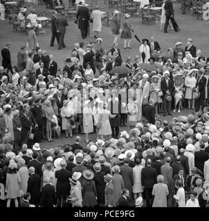 Königin Elizabeth II. geht mitten unter ihren Gästen bei einer Gartenparty am Buckingham Palace. Stockfoto