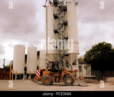 Hanson Transportbeton Zementhersteller mit Digger vor 107 Drumchapel Dalsetter Avenue Glasgow G15 8SZ Stockfoto