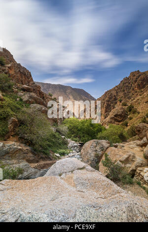 Berge, Landschaften und Wasserfall im Tal von Ourika, Marokko Stockfoto