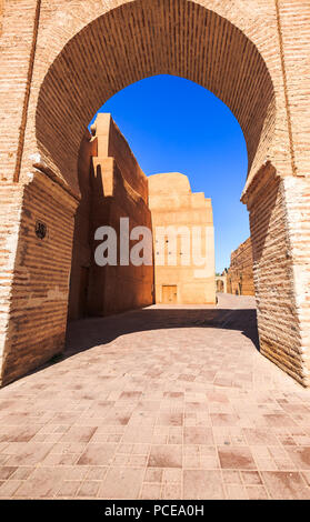 Reisen durch die bunten Straßen von Marrakesch, zwischen handgefertigten Türen und riesige Tor Stockfoto