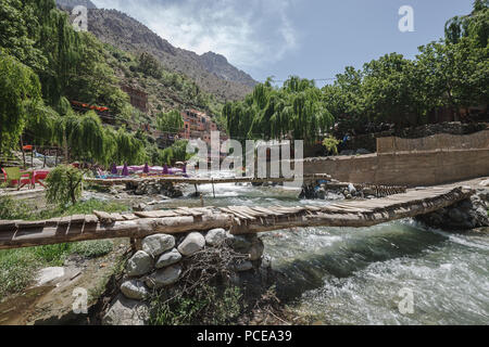 Berge, Landschaften und Wasserfall im Tal von Ourika, Marokko Stockfoto