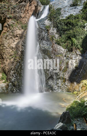 Berge, Landschaften und Wasserfall im Tal von Ourika, Marokko Stockfoto