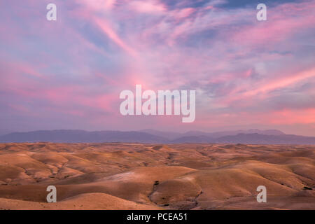 Agafay Wüste in einer langen Belichtungszeit fotografieren bei Sonnenuntergang, Marokko Stockfoto