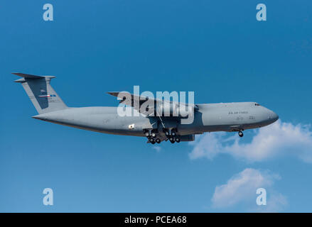 BOSSIER CITY, LA, USA - Juli 25, 2018: EIN US Air Force C-5 Galaxy führt über die Stadt in ihren Ansatz in Barksdale Air Force Base. Stockfoto