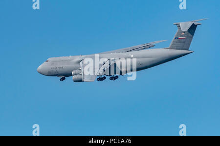 BOSSIER CITY, LA, USA - Juli 25, 2018: EIN US Air Force C-5 Galaxy führt über die Stadt in ihren Ansatz in Barksdale Air Force Base. Stockfoto