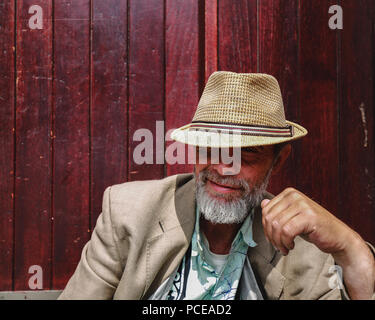 London, Großbritannien - 07 20 2018: Ein alter Mann sitzt vor dem Bahnhof mit einem bestimmten Gesichtsausdruck Stockfoto