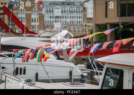 Verschiedene Flags auf einem Boot Stockfoto