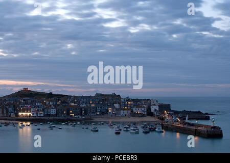 Blaue Stunde Dämmerung Blick über den Hafen von St Ives Cornwall Stockfoto